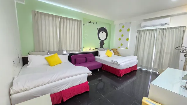 Super affordable B&B Style Pavilion-Black and white quadruple room-1