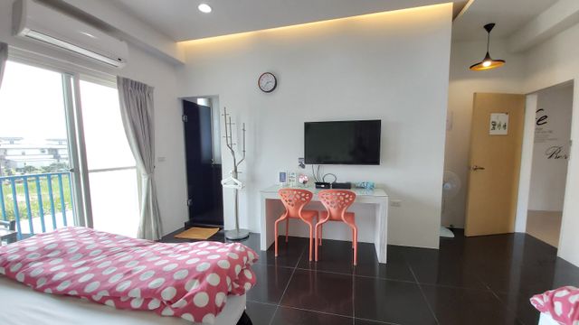 Super affordable B&B Style Pavilion-Black and white quadruple room-6
