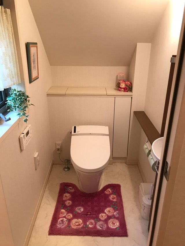1F toilet