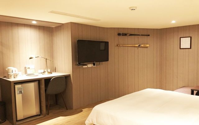 樂逸文旅 - 六合夜市棒球館-完封客房｜一大床無窗-4