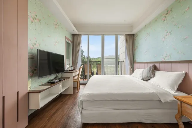 Southern France-Deluxe Double Room with Bath_206.306-1