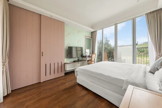 Southern France-Deluxe Double Room with Bath_206.306-6