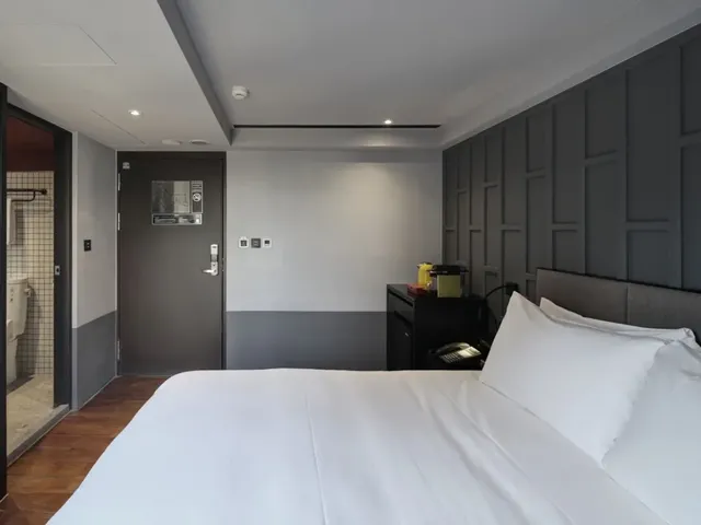 레드닷 호텔 (RedDot Hotel)-CLASSIC DOUBLE ROOM-Breakfast Included-3