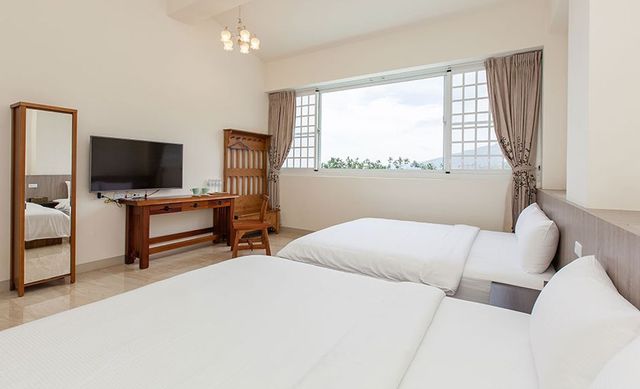 Happiness Light House-202 four person room-2