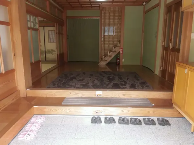 玄関ホール　正面の階段から2階へおあがり下さい