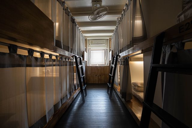 3HOWw Hostel Sukhumvit21-10-bed mixed dormitory room-4