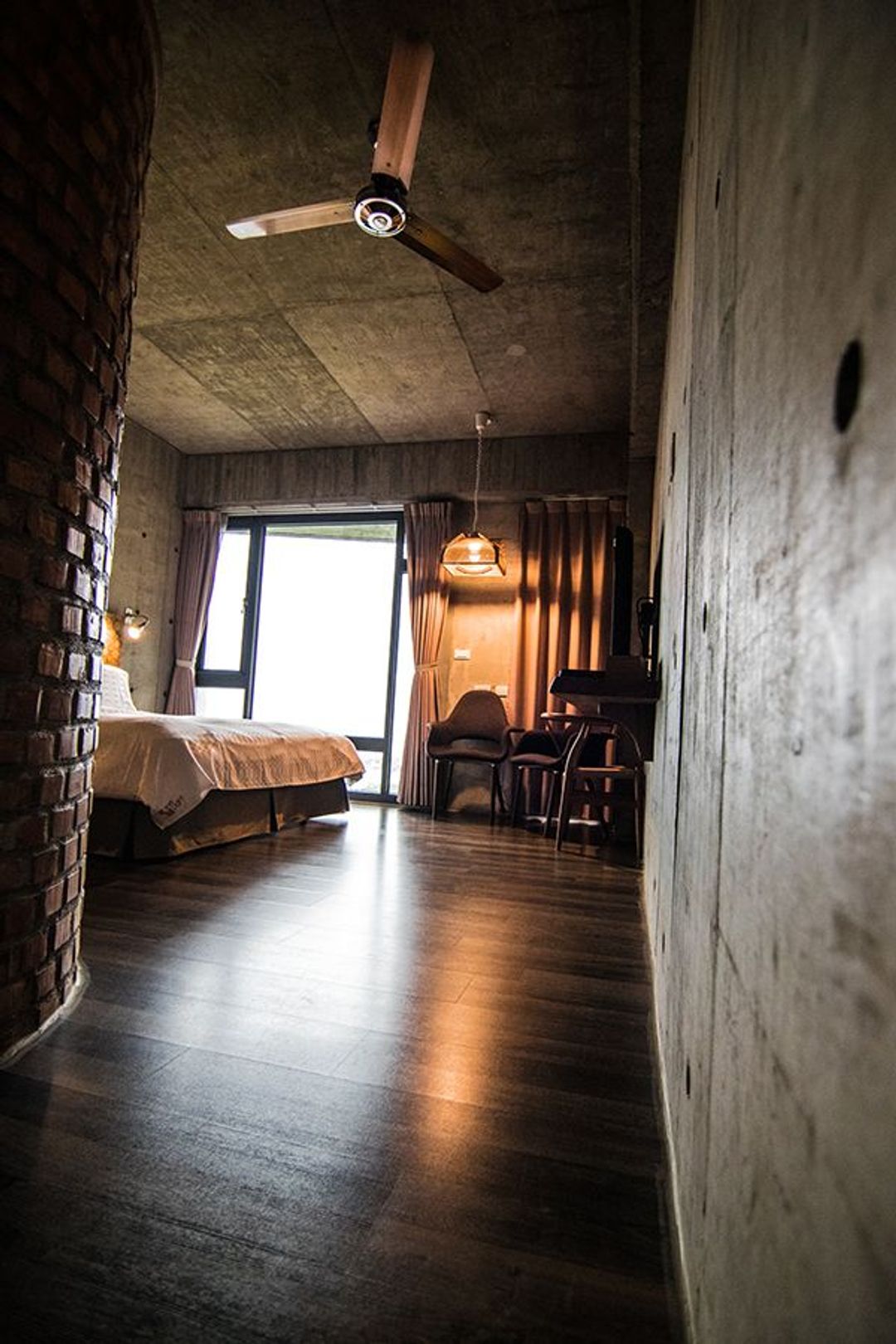더 라이트 인  (THE LIGHT INN)