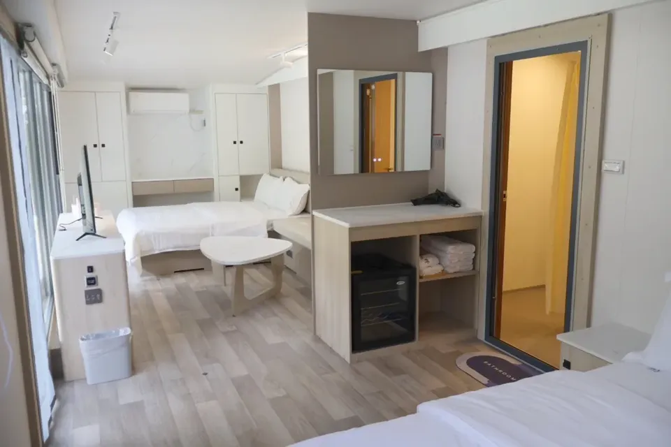 南投露營 陌野露營車驛站｜獨家85折起！新房型！豪華露營車、帳篷、獨立露臺、寵物友善-【露營車】加大四人房-6