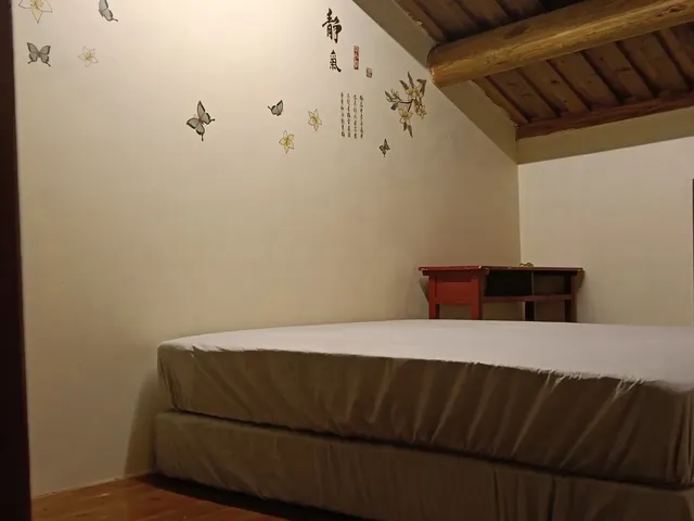 Pearl B & B-Family room-8