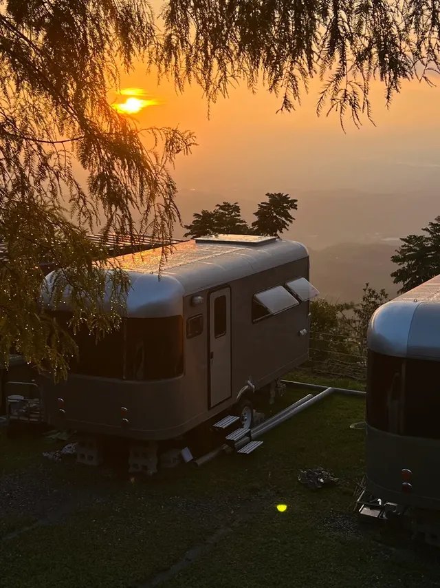 面對夕陽 夜景露營車