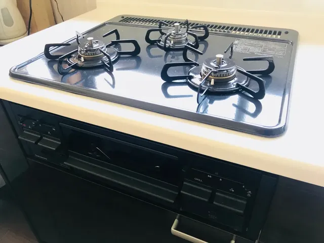 ３口ガスコンロ搭載のシステムキッチン。
