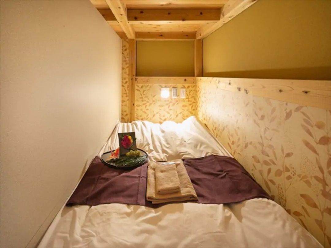 Haneda 2km / 5min by car / 7min by train / Private bedroom / Wi-Fi / Convenient transport / Late-night & early-morning departures