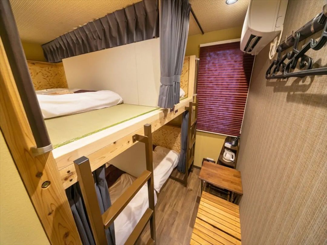 Haneda 2km / 5min by car / 7min by train / Private bedroom / Wi-Fi / Convenient transport / Late-night & early-morning departures