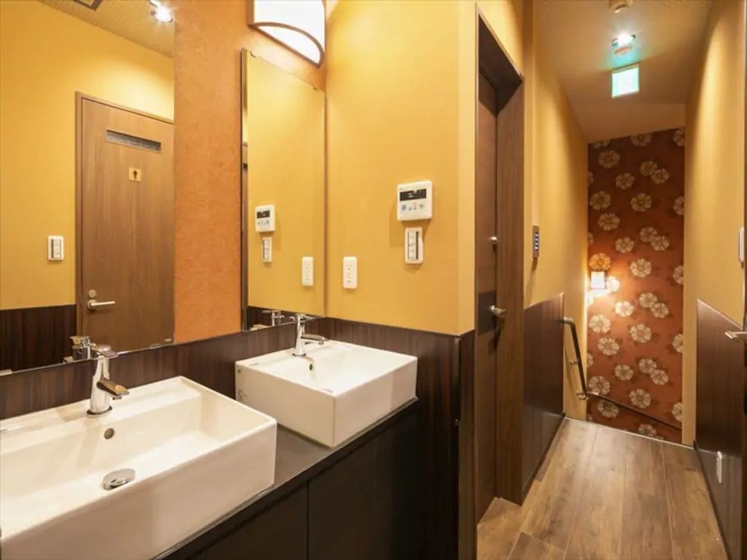 Haneda 2km / 5min by car / 7min by train / Private bedroom / Wi-Fi / Convenient transport / Late-night & early-morning departures