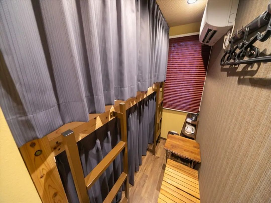 Haneda 2km / 5min by car / 7min by train / Private bedroom / Wi-Fi / Convenient transport / Late-night & early-morning departures