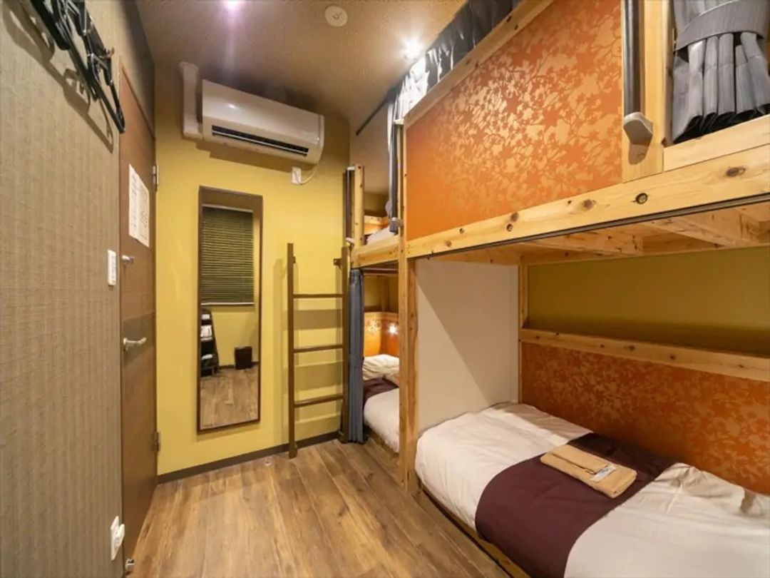 Haneda 2km / 5min by car / 7min by train / Private bedroom / Wi-Fi / Convenient transport / Late-night & early-morning departures