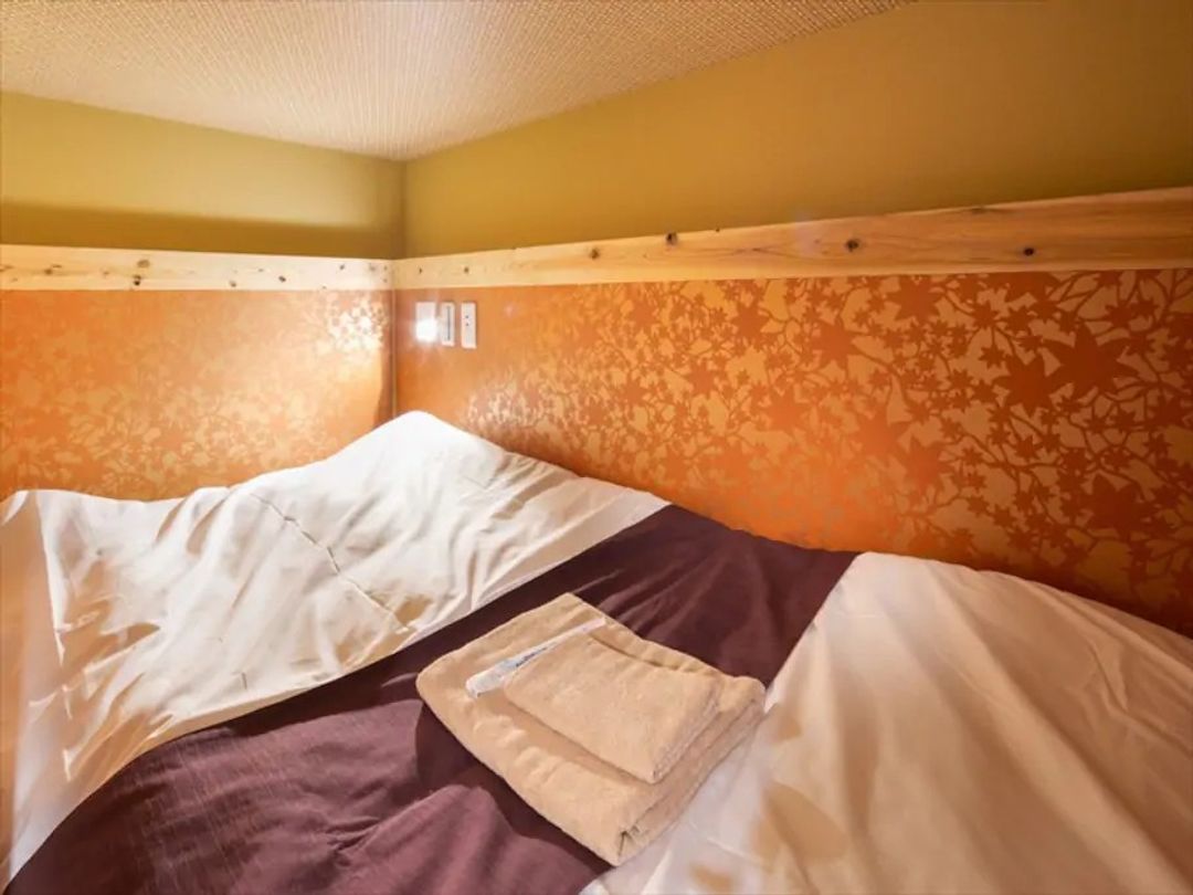 Haneda 2km / 5min by car / 7min by train / Private bedroom / Wi-Fi / Convenient transport / Late-night & early-morning departures