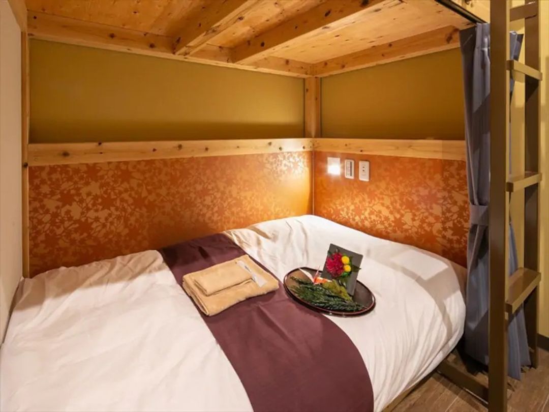 Haneda 2km / 5min by car / 7min by train / Private bedroom / Wi-Fi / Convenient transport / Late-night & early-morning departures