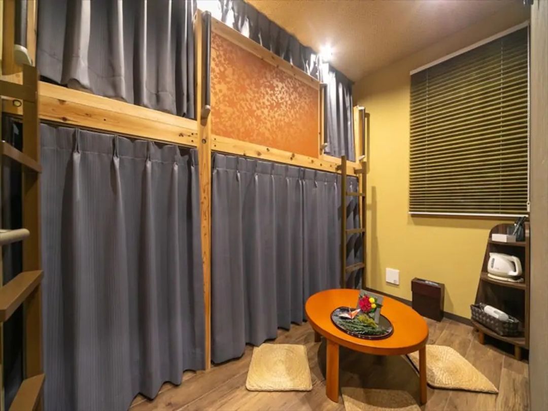 Haneda 2km / 5min by car / 7min by train / Private bedroom / Wi-Fi / Convenient transport / Late-night & early-morning departures