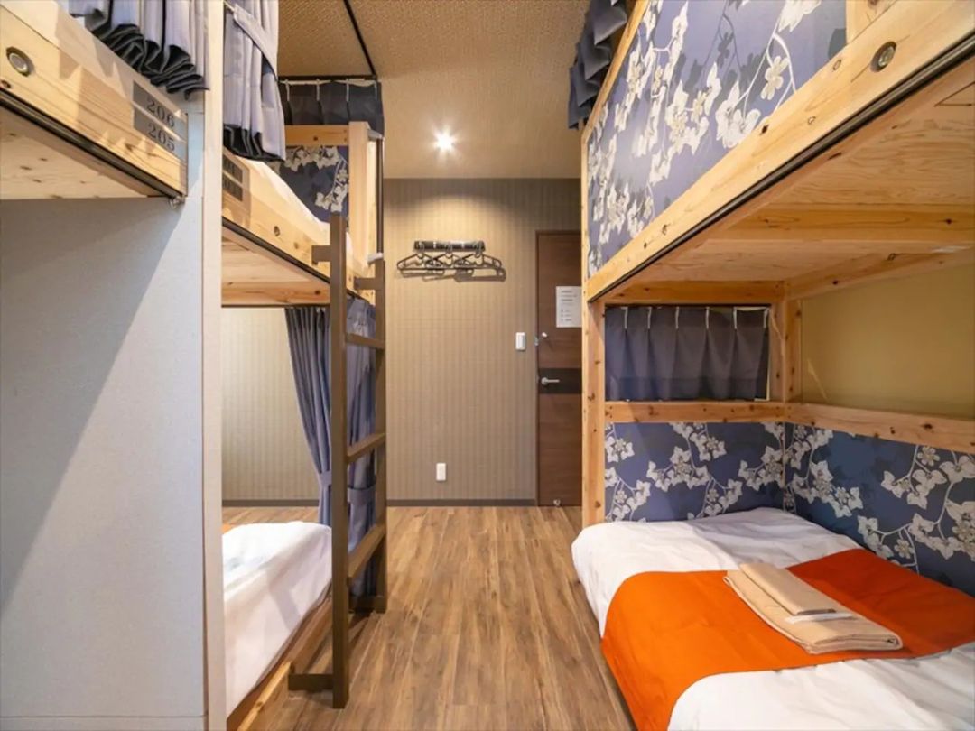 Haneda 2km / 5min by car / 7min by train / Private bedroom / Wi-Fi / Convenient transport / Late-night & early-morning departures