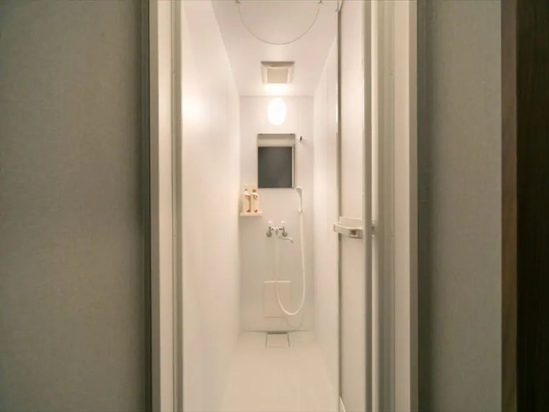 Haneda 2km / 5min by car / 7min by train / Private bedroom / Wi-Fi / Convenient transport / Late-night & early-morning departures