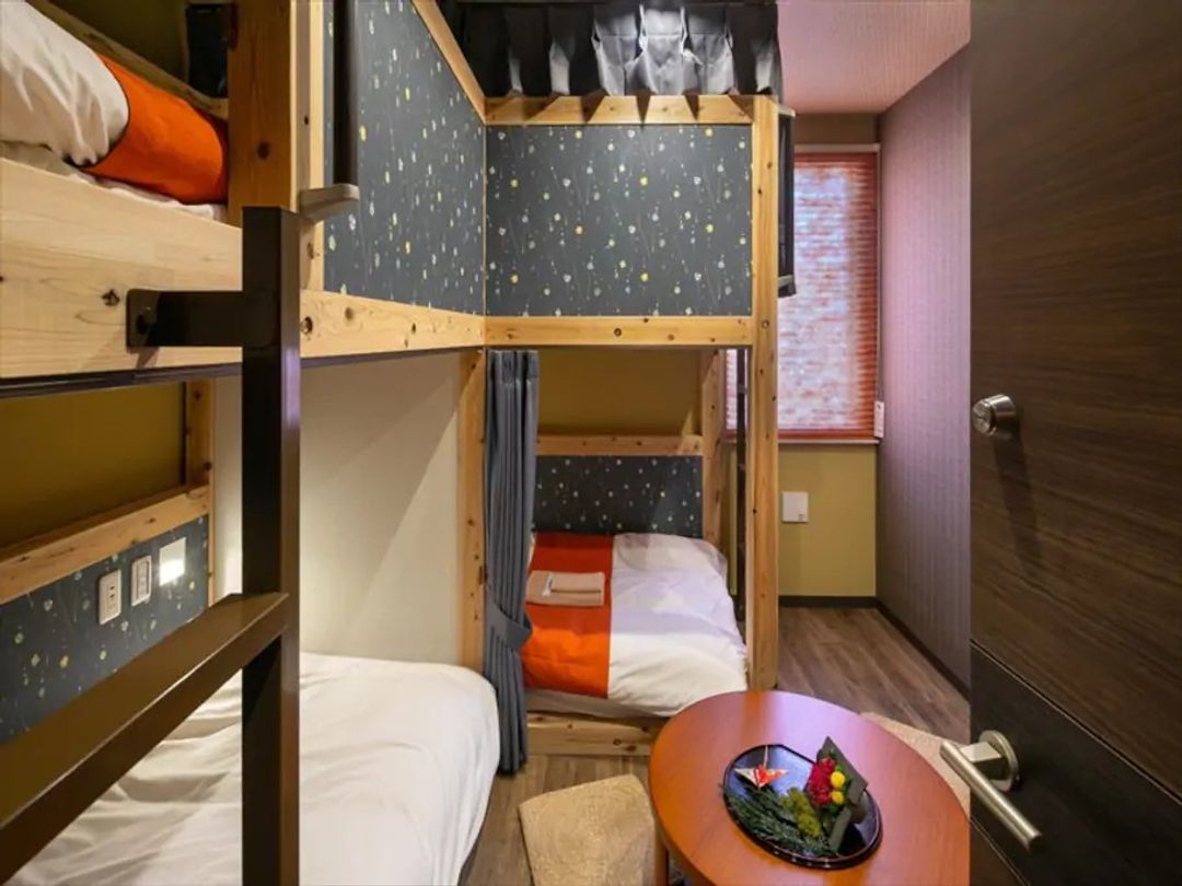 Haneda 2km / 5min by car / 7min by train / Private bedroom / Wi-Fi / Convenient transport / Late-night & early-morning departures