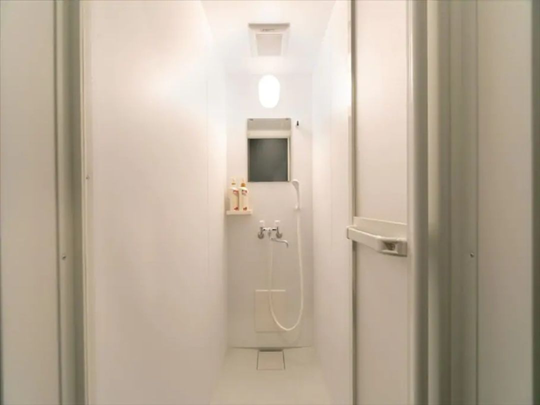 Haneda 2km / 5min by car / 7min by train / Private bedroom / Wi-Fi / Convenient transport / Late-night & early-morning departures