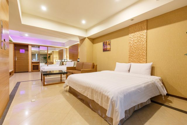 SLV Hotel Group-SLV Business Hotel-Luxury Quadruple Room-3