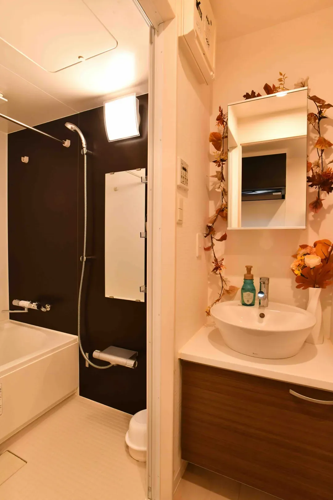 Cozy Apartment in Osaka’s Vibrant Naniwa District, 6-min walk from Sta., 1-4ppl, 40-in TV with Netflix