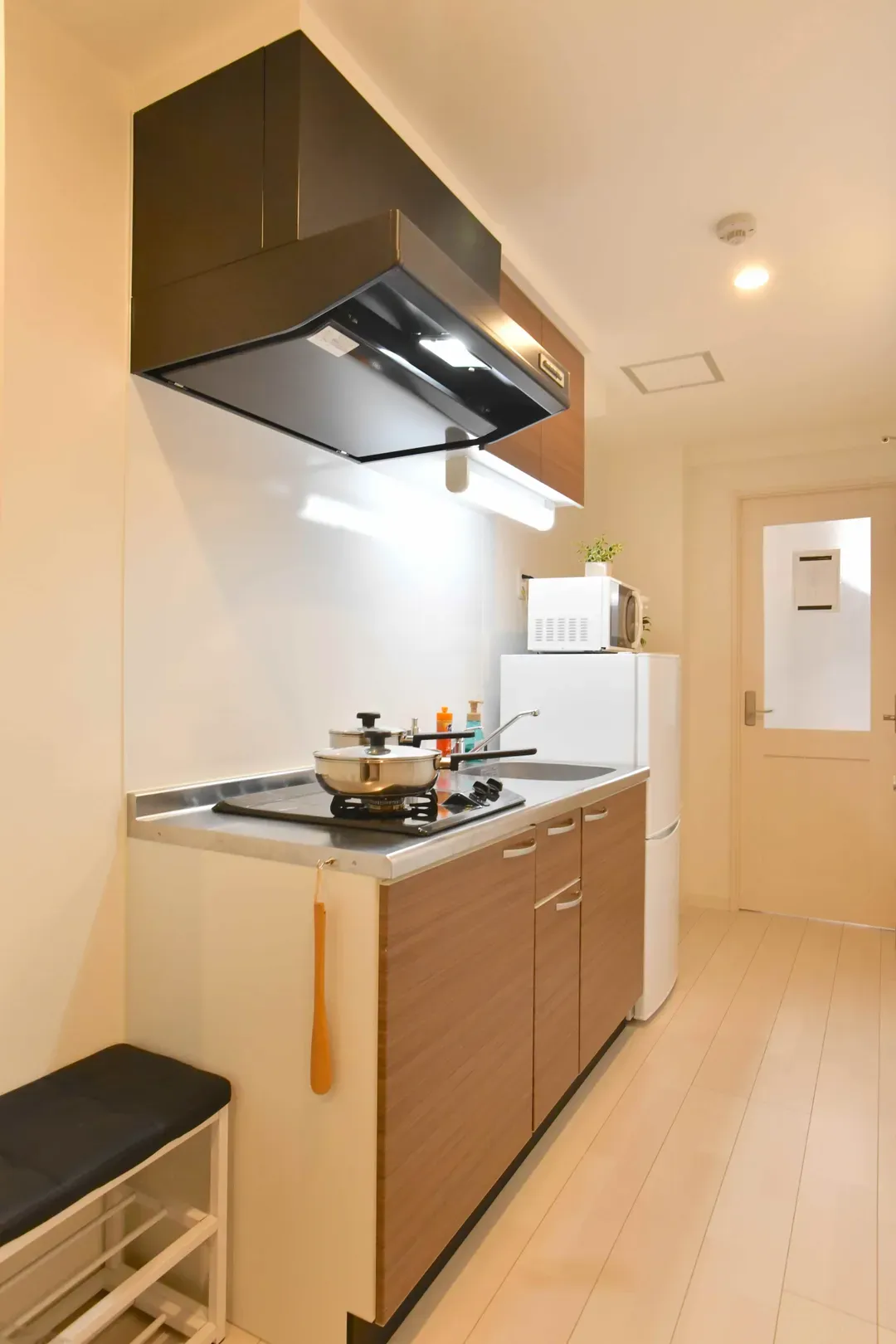 Cozy Apartment in Osaka’s Vibrant Naniwa District, 6-min walk from Sta., 1-4ppl, 40-in TV with Netflix