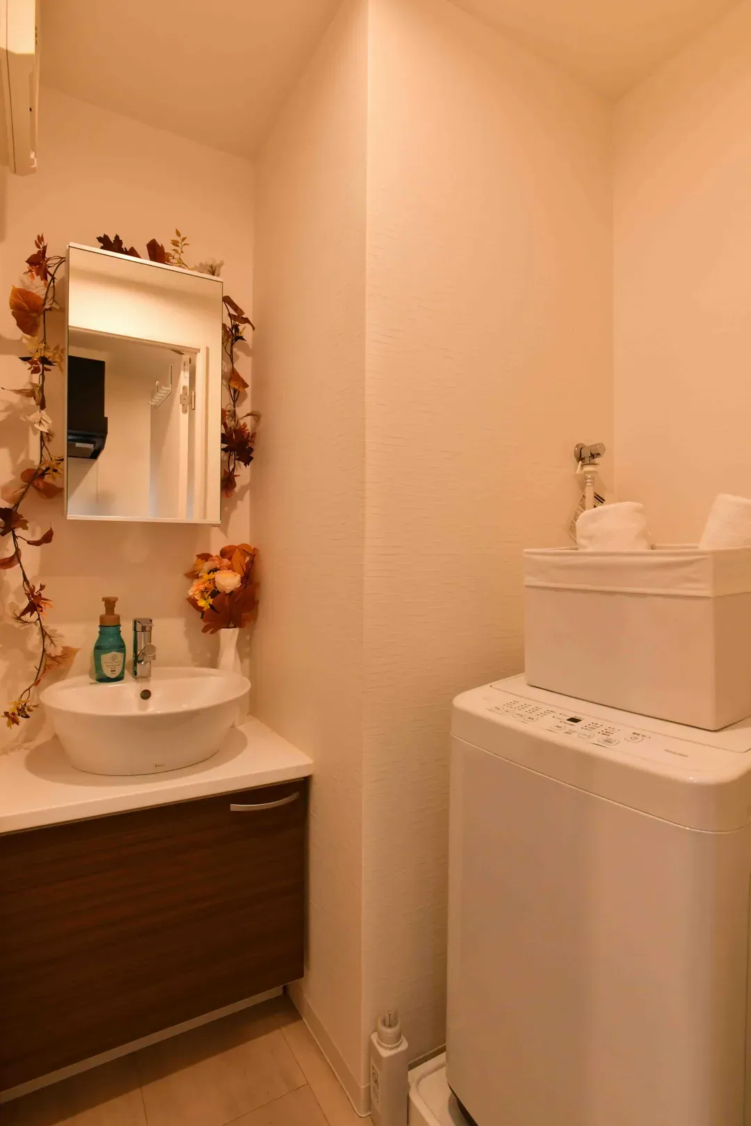 Cozy Apartment in Osaka’s Vibrant Naniwa District, 6-min walk from Sta., 1-4ppl, 40-in TV with Netflix