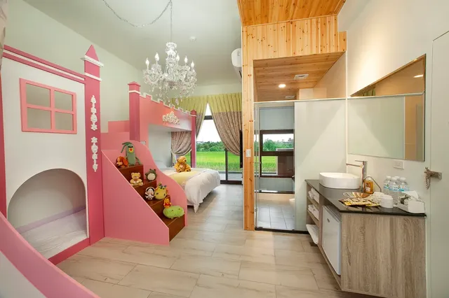Fairy tale village ecological farm B & B-宜2113號 l粉紅城堡民宿 -5人景觀城堡溫泉湯屋房 l田中央大落地窗 l獨立進出口 l大溫泉湯屋  l獨立陽台可l烤肉l餵魚喝奶奶 l夕陽 l日出 l 不挑房-3