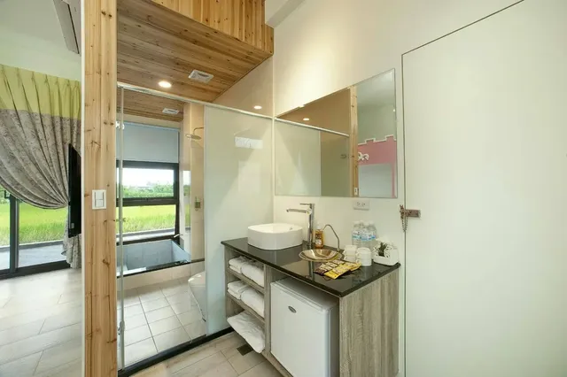 Fairy tale village ecological farm B & B-宜2113號 l粉紅城堡民宿 -5人景觀城堡溫泉湯屋房 l田中央大落地窗 l獨立進出口 l大溫泉湯屋  l獨立陽台可l烤肉l餵魚喝奶奶 l夕陽 l日出 l 不挑房-6