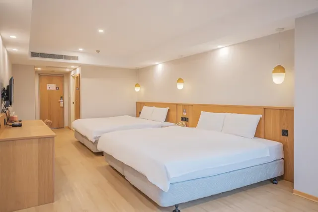 Hamilton Hotel-Deluxe Quadruple Room-3