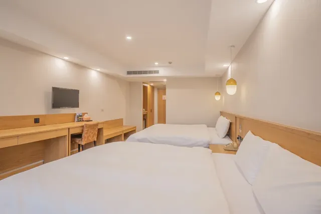 Hamilton Hotel-Deluxe Quadruple Room-4