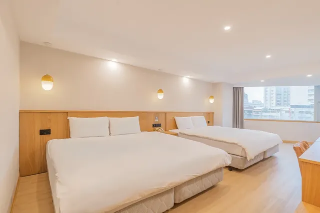 Hamilton Hotel-Deluxe Quadruple Room-1
