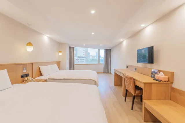 Hamilton Hotel-Deluxe Quadruple Room-2