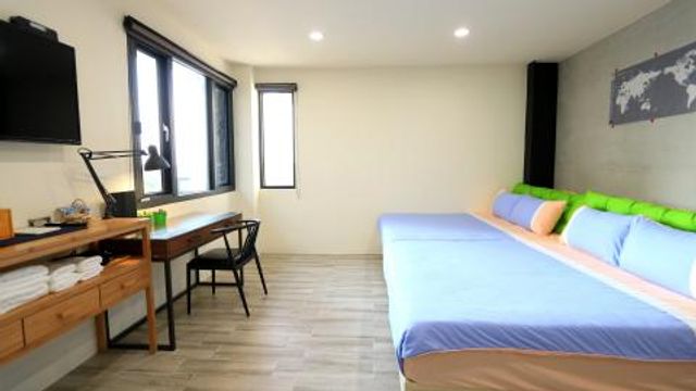 Partly sunny B & B-Quadruple Suite | No Picking Room-4