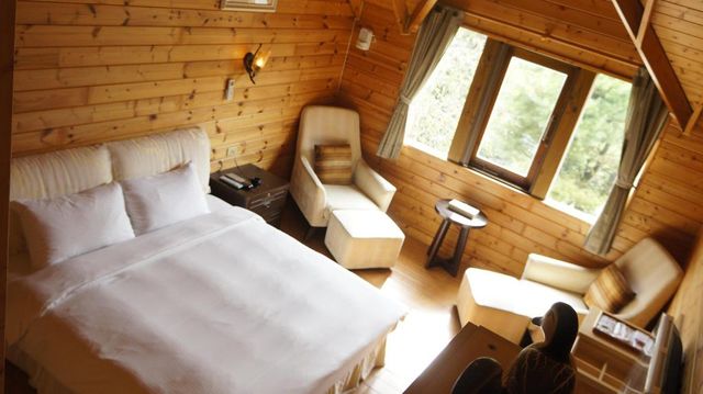 Sakura Villa-Log honeymoon double room-2
