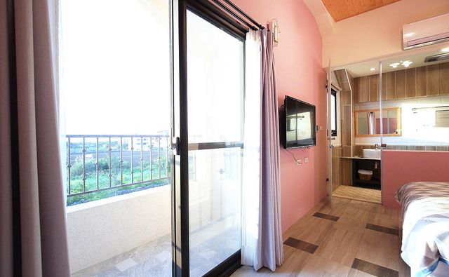 Houshan Chengbao Homestay-Romantic pink (2 person room)-8