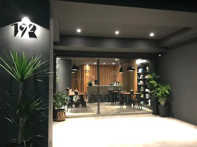 192漫旅｜花蓮吉安・質簡設計空間｜近東大門夜市-家庭房，兩張雙人床-3