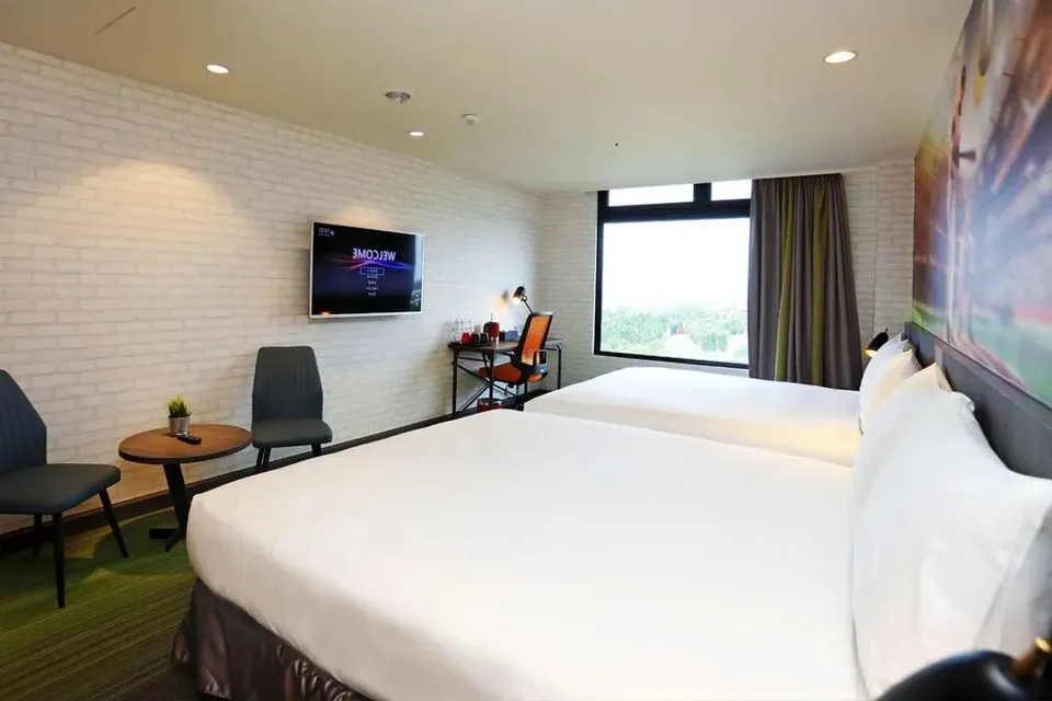 【高鐵假期】台中麗寶賽車主題旅店2日自由行-傳奇客房(2大床)-1