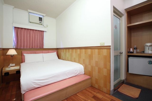 Long Shan Hotel-Standard Double Room-1