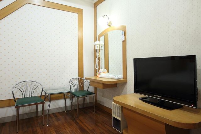 Long Shan Hotel-Superior Quadruple Room-3