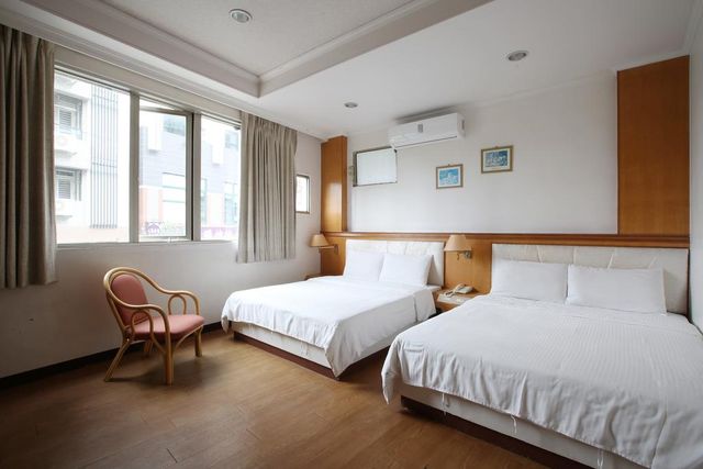 Long Shan Hotel-Deluxe Quadruple Room-2