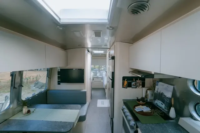 小巷清風 Le.Alley Autocamp Resort | 頂級露營車、環山美景-【露營車】露營車－Flying Cloud 28呎｜一大床-5