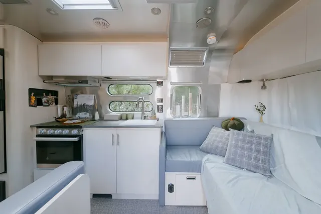 小巷清風 Le.Alley Autocamp Resort | 新上架！豪華露營車-【露營車】露營車－Flying Cloud 28呎｜兩小床-3