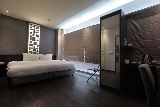 J-Hotel-Monarch Double | Big Bed-8