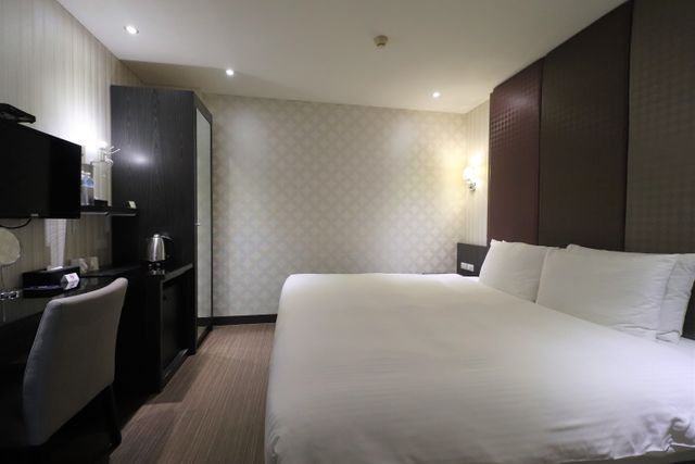 J-Hotel-Monarch Double | Big Bed-5