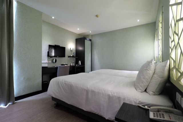 J-Hotel-Monarch Double | Two Small Beds-6